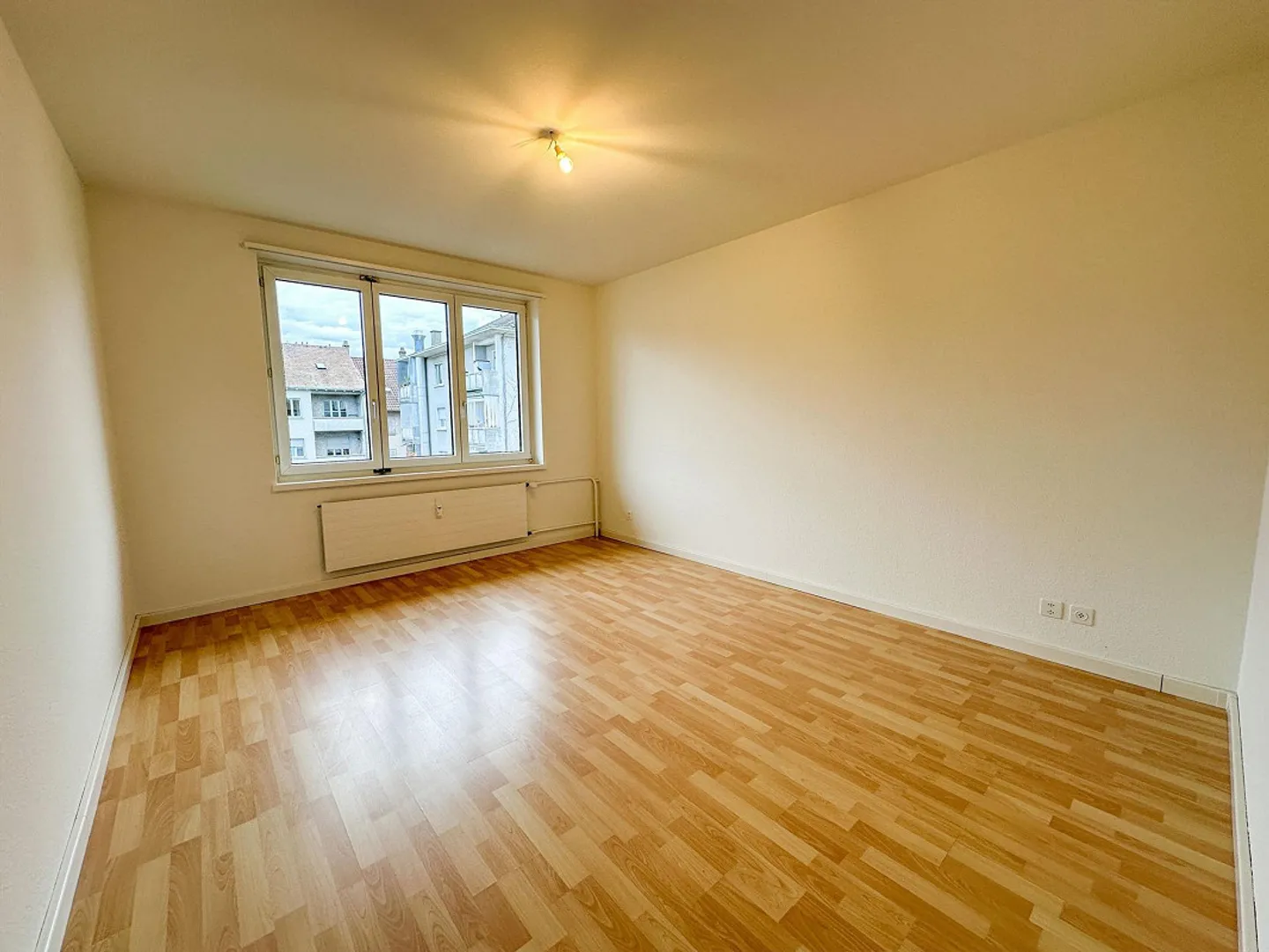 Appartement penthouse lumineux de 3 pièces avec balcon près de Wasgenring à louer - Photo 3 sur 9