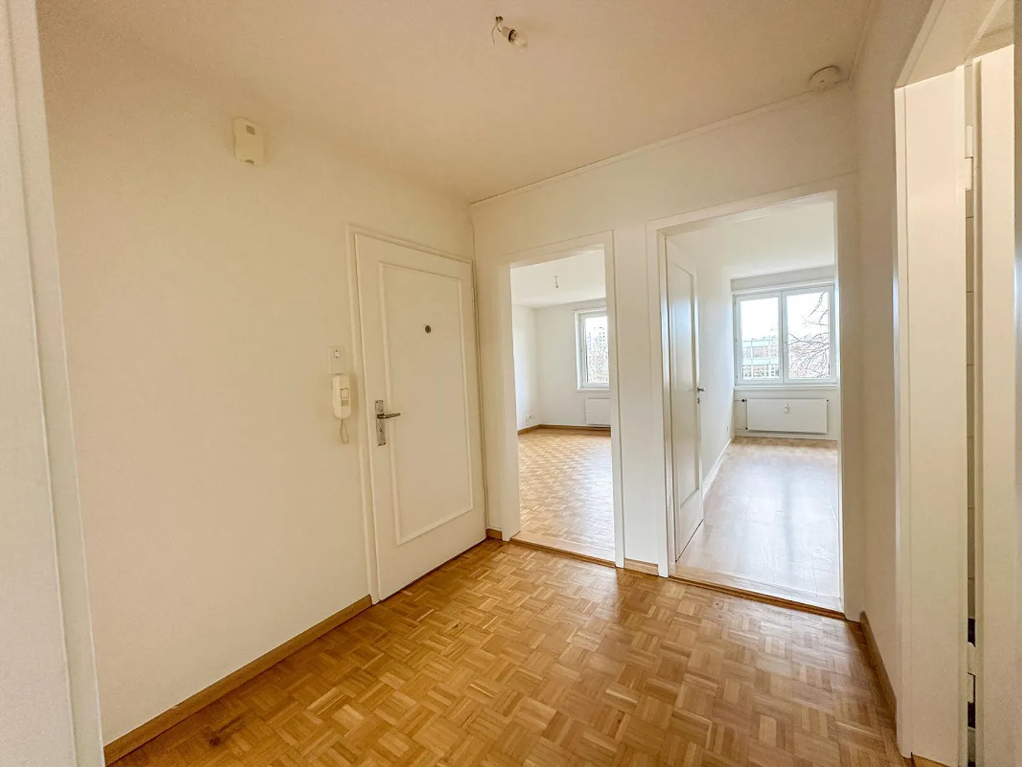 Appartement penthouse lumineux de 3 pièces avec balcon près de Wasgenring à louer - Photo 6 sur 9