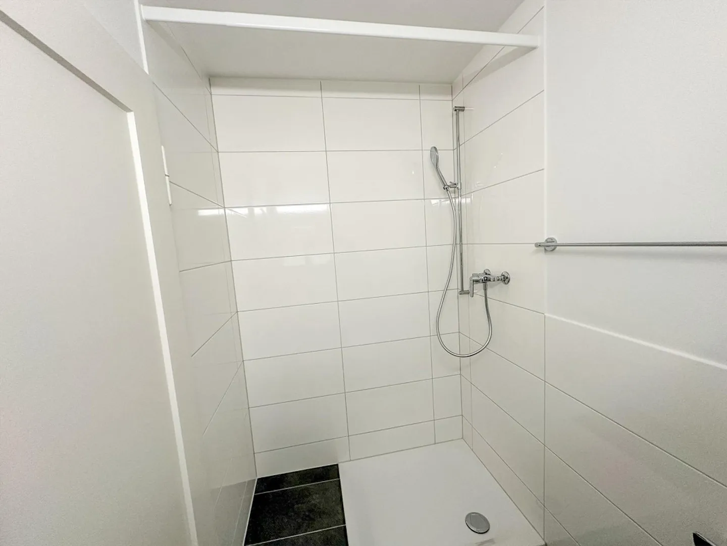 Appartement penthouse lumineux de 3 pièces avec balcon près de Wasgenring à louer - Photo 7 sur 9