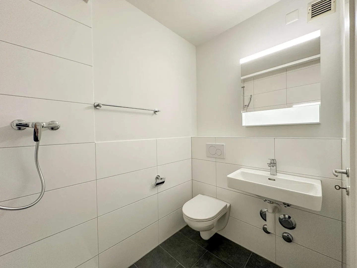 Appartement penthouse lumineux de 3 pièces avec balcon près de Wasgenring à louer - Photo 8 sur 9