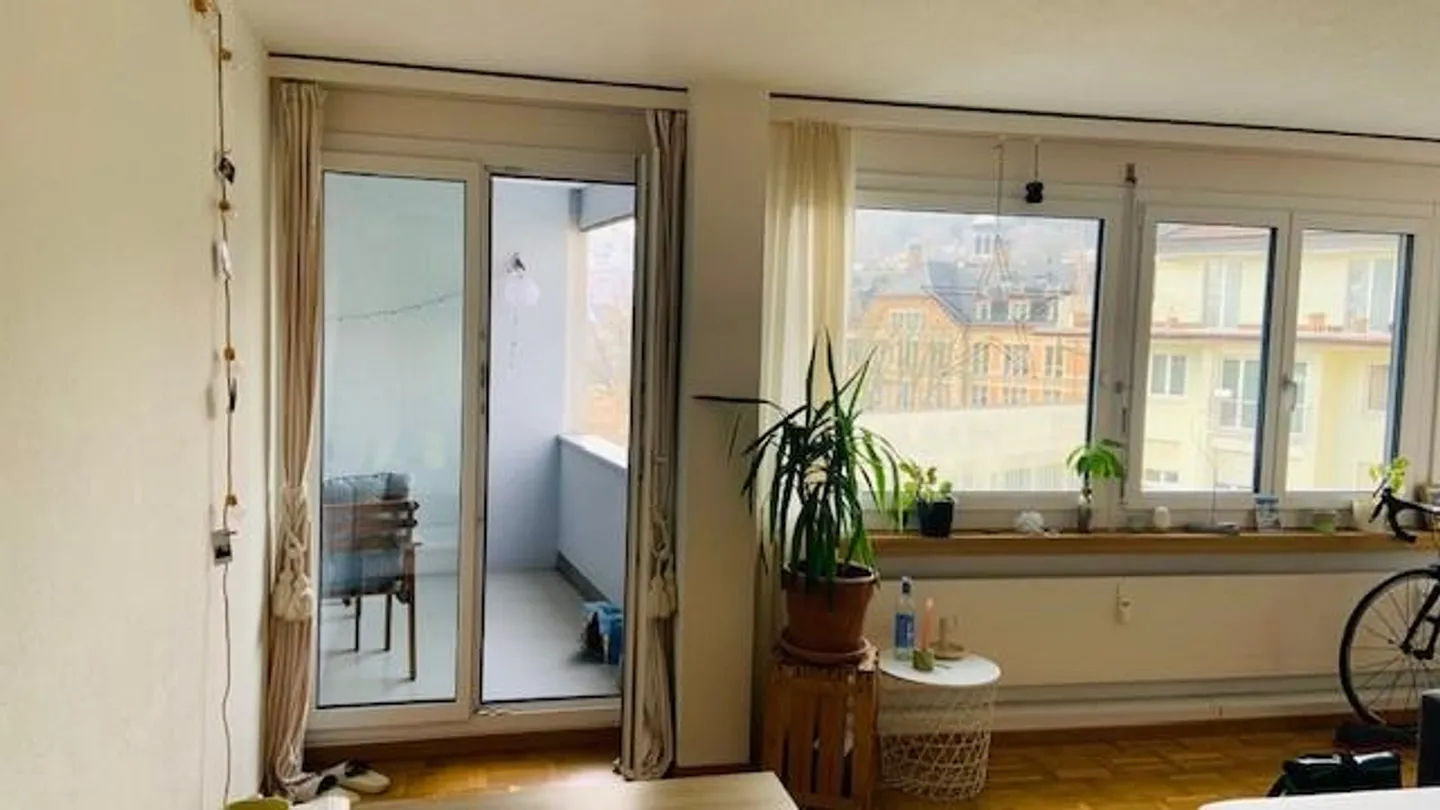 Opportunité! Appartement spacieux et calme de 1 ½ pièce en ville avec balcon - Photo 3 sur 8