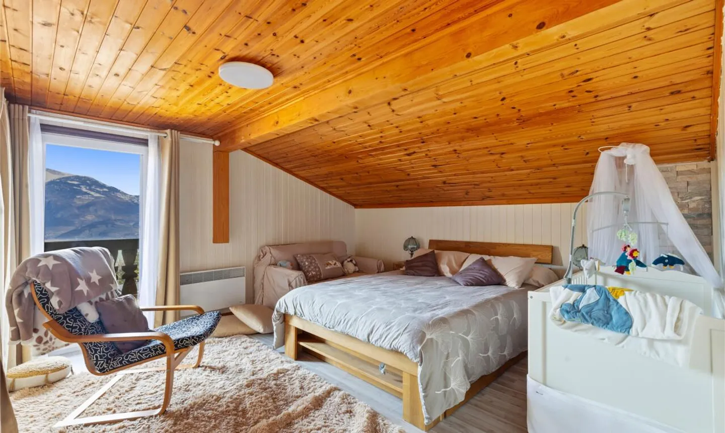 Rare opportunity! Large Chalet with studio possibility - Photo 4 of 11