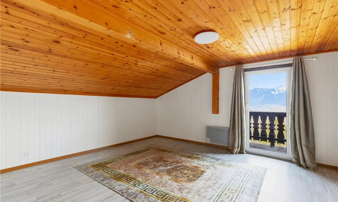 Rare opportunity! Large Chalet with studio possibility - Photo 5 of 11