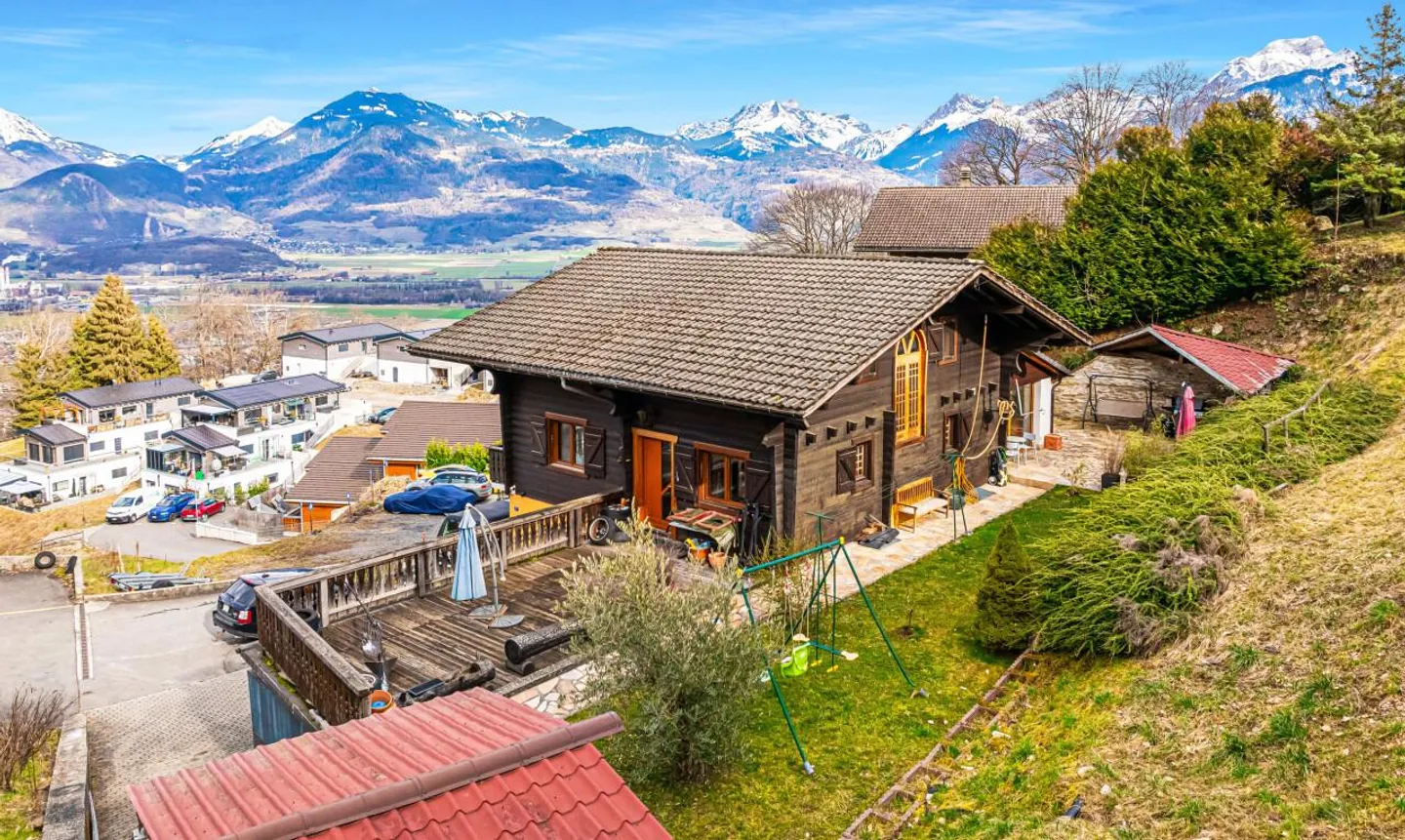 Rare opportunity! Large Chalet with studio possibility - Photo 2 of 11