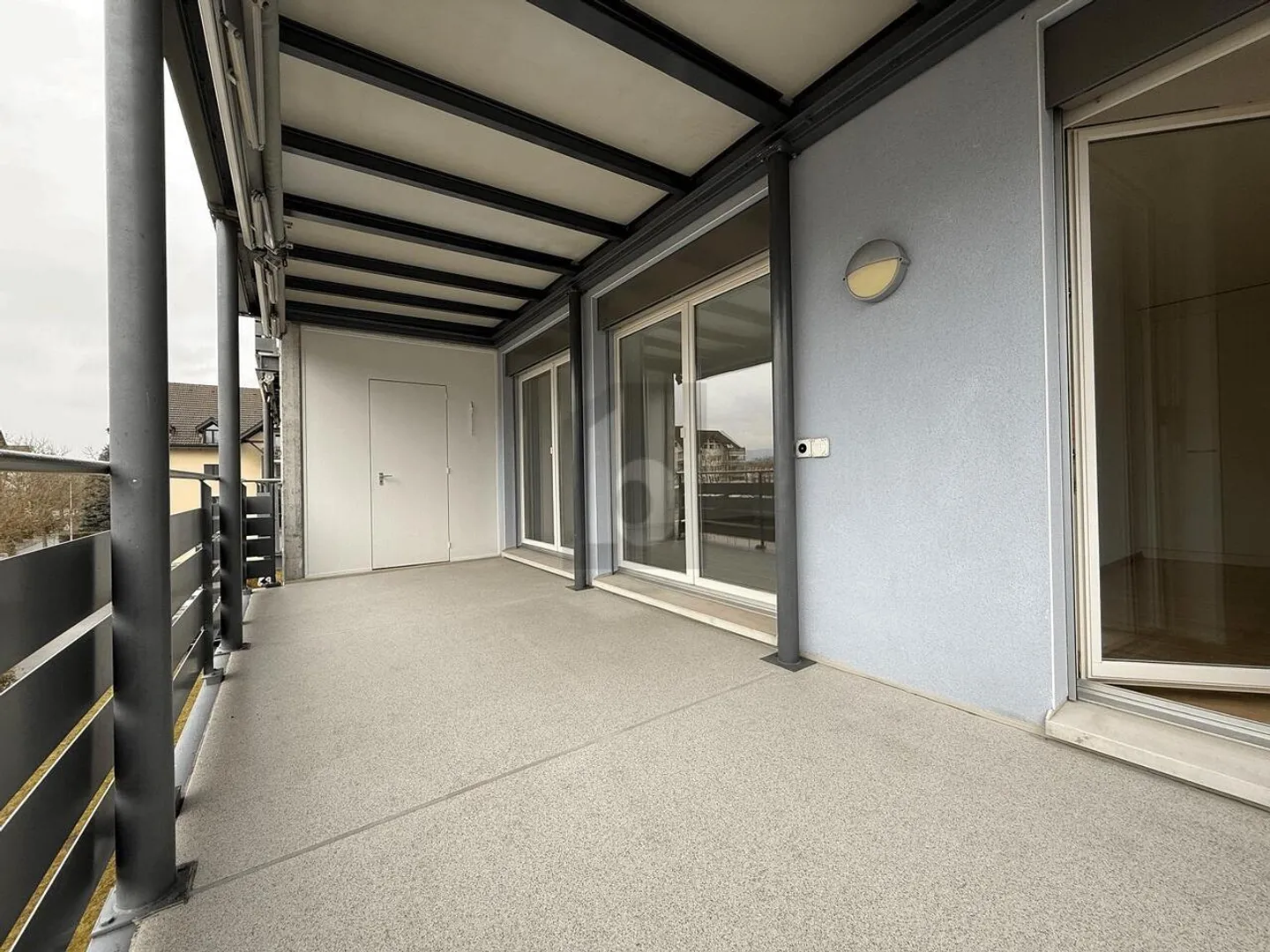 SPACIEUX AVEC BALCON ET BEAUCOUP DE JOURNAL! - Photo 1 sur 6