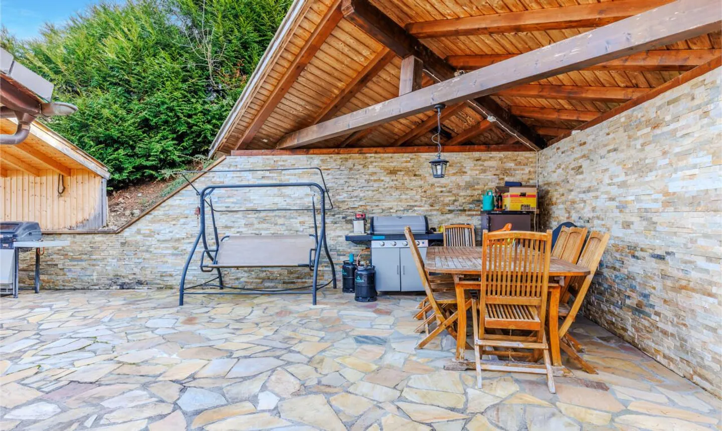 Rare opportunity! Large Chalet with studio possibility - Photo 9 of 11