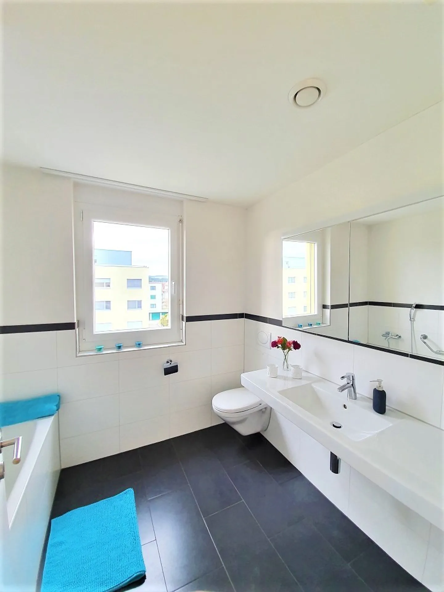 Geräumige Wohnung mit Balkon - Foto 3 von 8