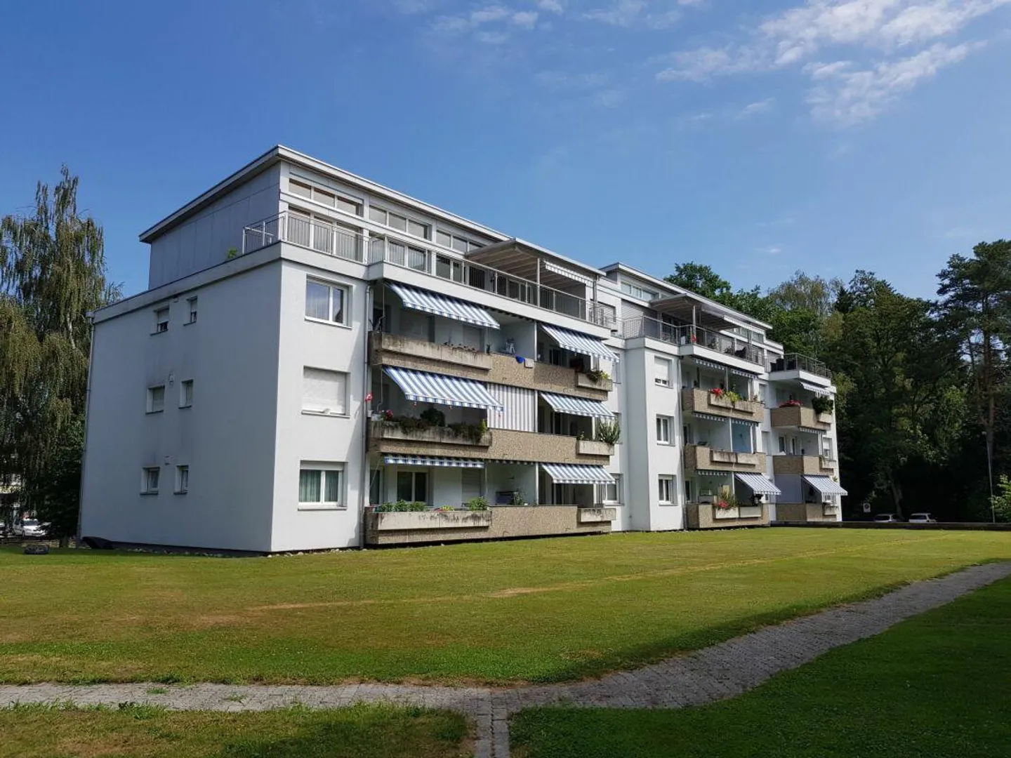 Centrally located 1.5-room apartment near the train station - Photo 1 of 5