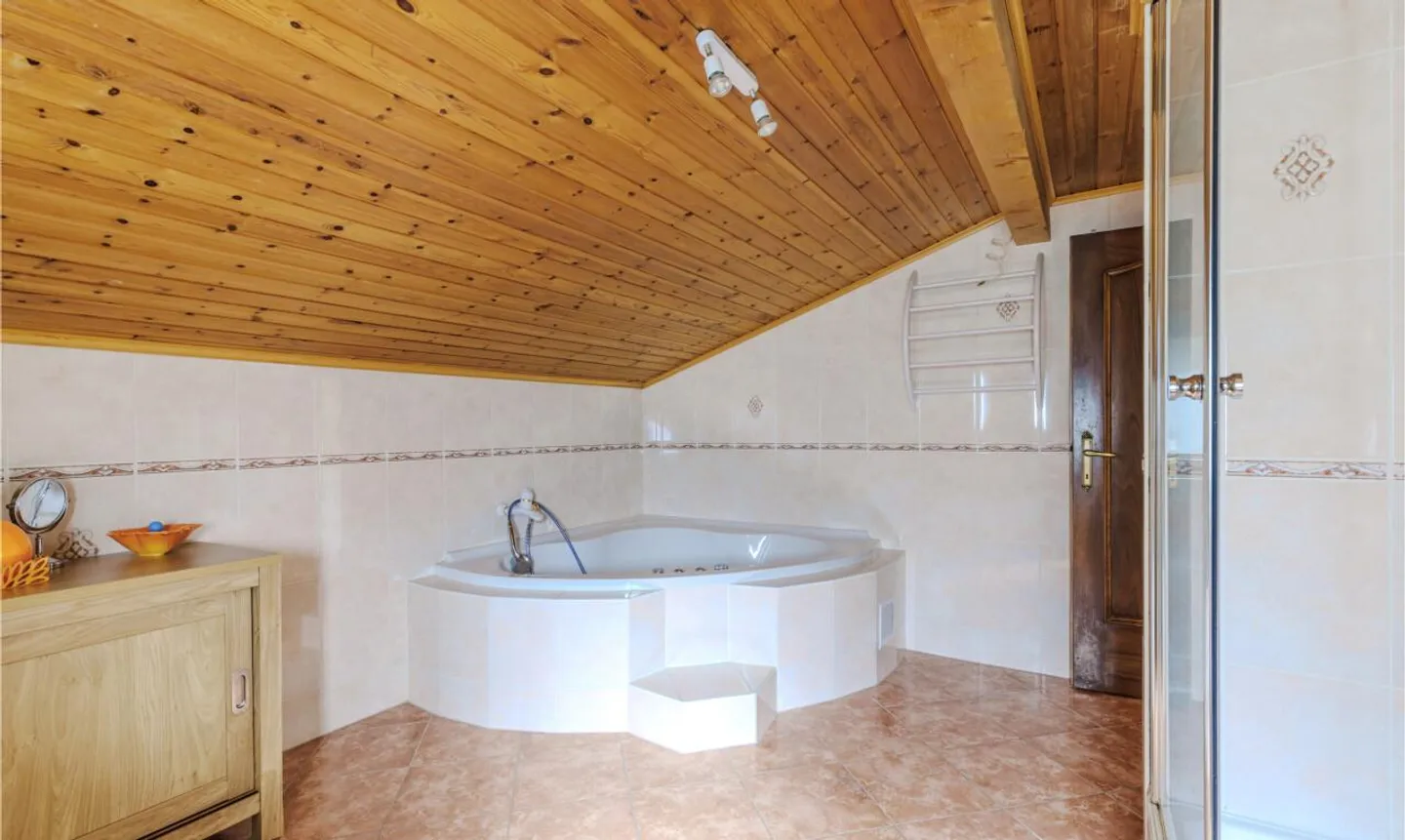 Rare opportunity! Large Chalet with studio possibility - Photo 8 of 11