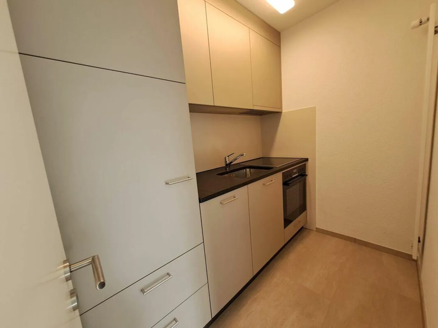 Centrally located 1.5-room apartment near the train station - Photo 2 of 5