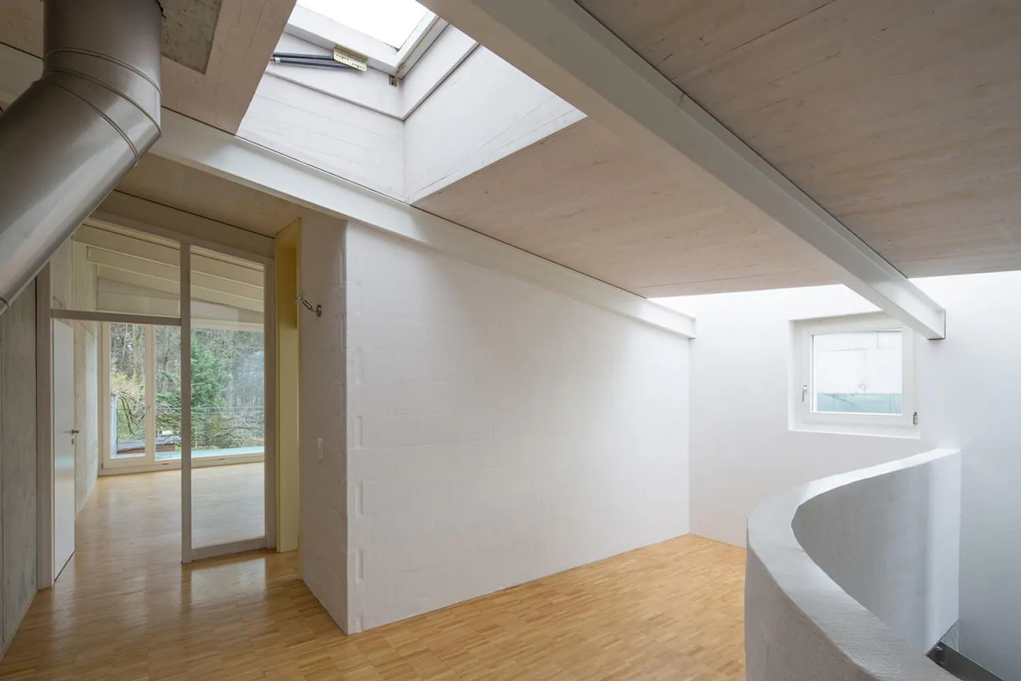 Superbe sensation d'espace avec des pièces hautes et ouvertes - Photo 2 sur 11