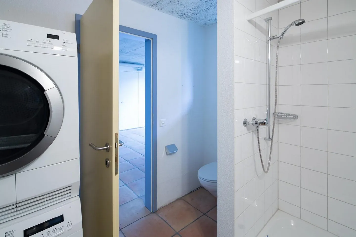 Superbe sensation d'espace avec des pièces hautes et ouvertes - Photo 3 sur 11