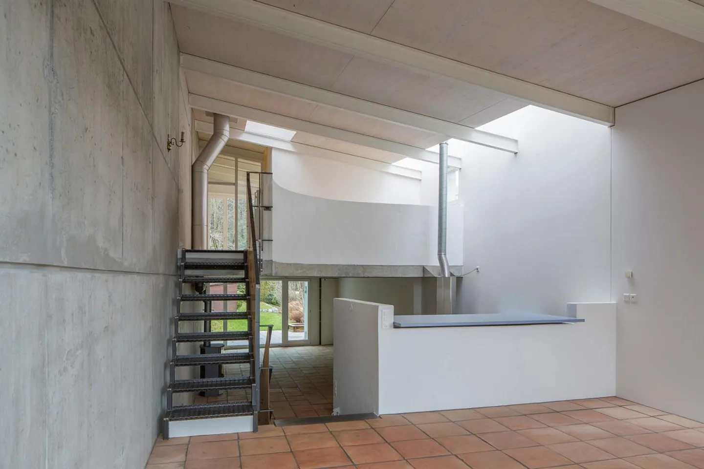 Superbe sensation d'espace avec des pièces hautes et ouvertes - Photo 4 sur 11