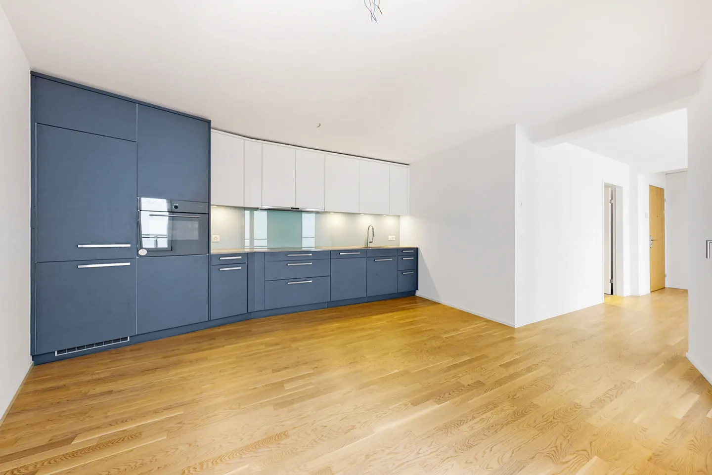 Top modern and right in the center? - Photo 2 of 12