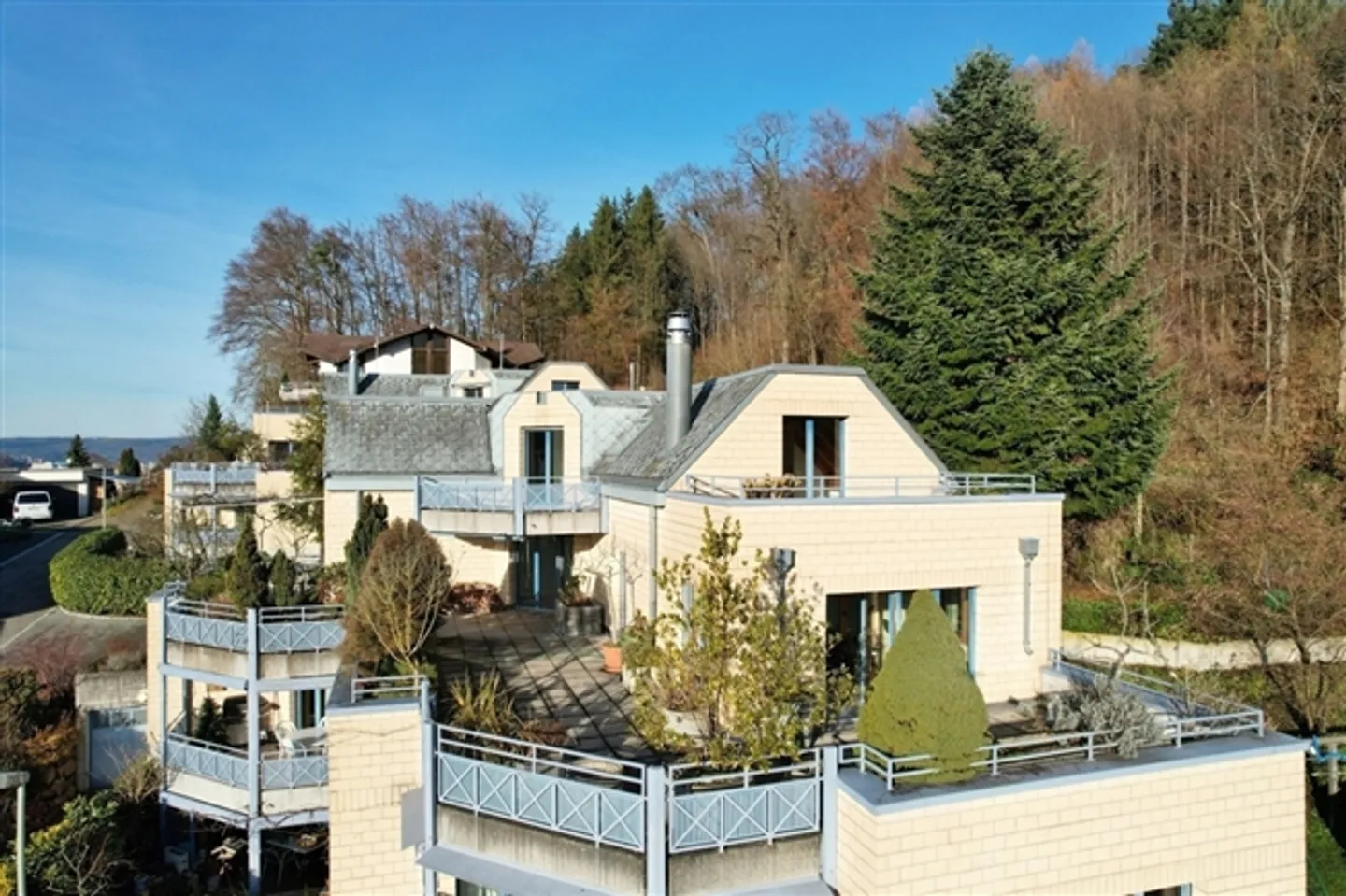 "AU-DESSUS DES TOITS DE LIESTAL - VIVRE COMME DANS UNE MAISON INDIVIDUELLE" - Photo 1 sur 16