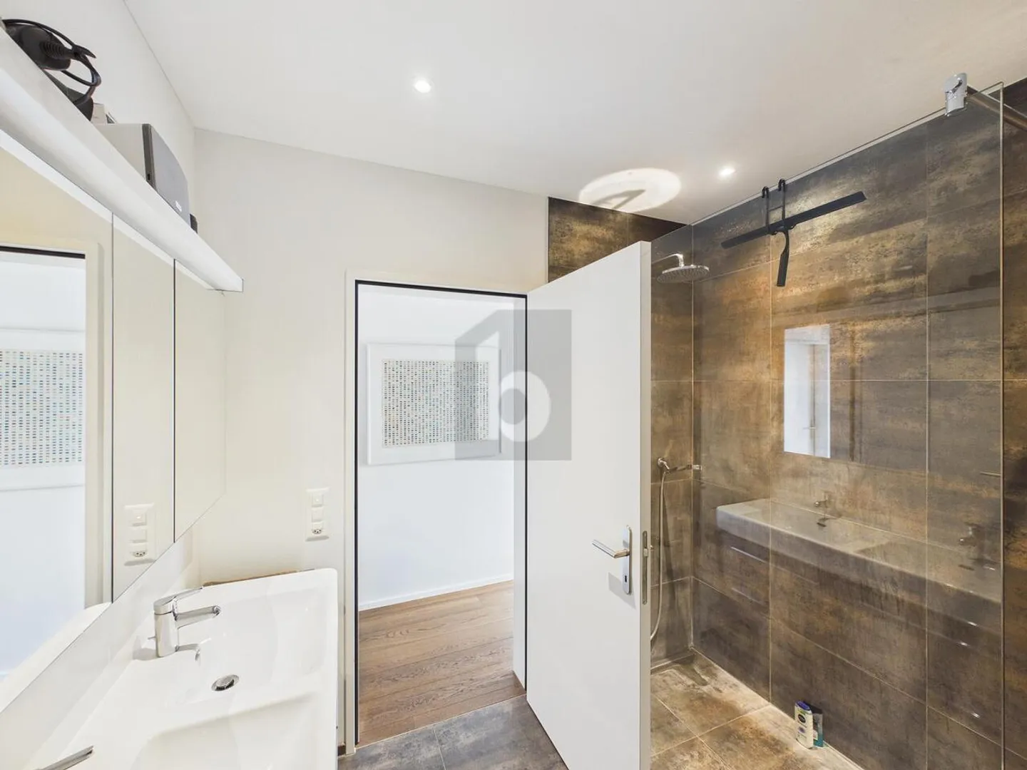 Appartement élégant avec vue panoramique - Photo 4 sur 6