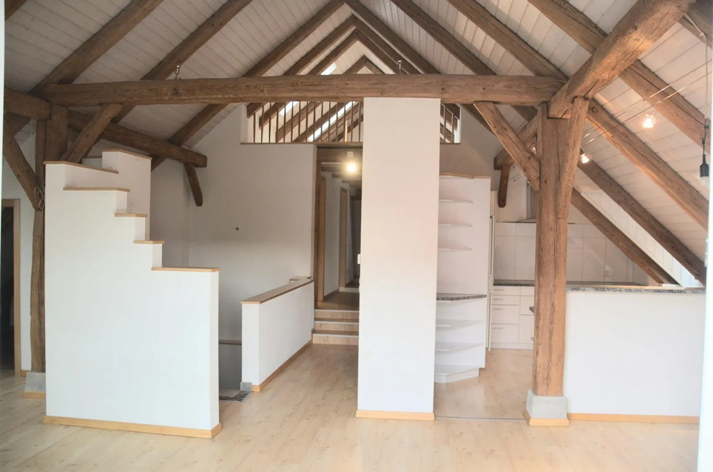 ampio e luminoso appartamento mansardato con loggia - Foto 1 di 9