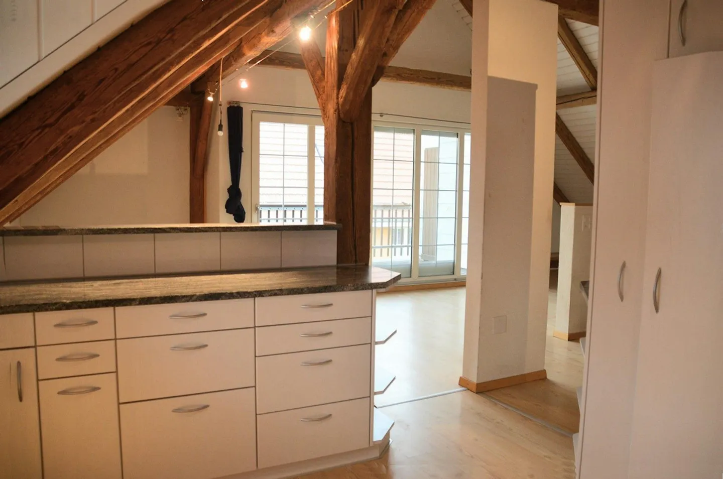 ampio e luminoso appartamento mansardato con loggia - Foto 3 di 9