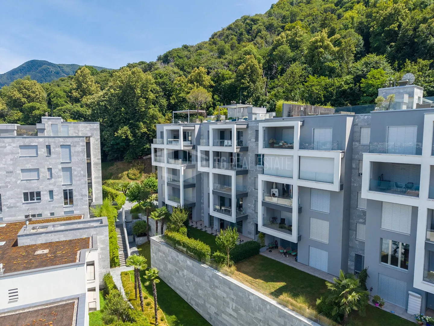 PRESTIGIOUS 4.5-ROOM APARTMENT WITH MAGNIFICENT LAKE VIEW - Photo 2 of 13