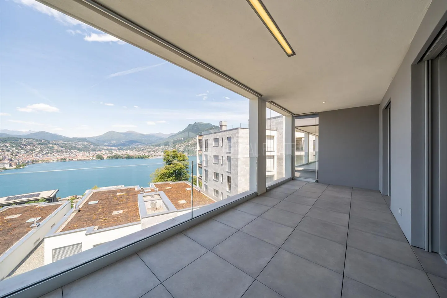 PRESTIGIOUS 4.5-ROOM APARTMENT WITH MAGNIFICENT LAKE VIEW - Photo 4 of 13