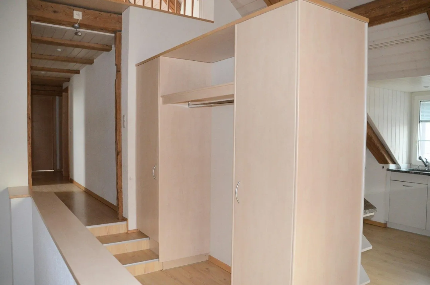 ampio e luminoso appartamento mansardato con loggia - Foto 4 di 9