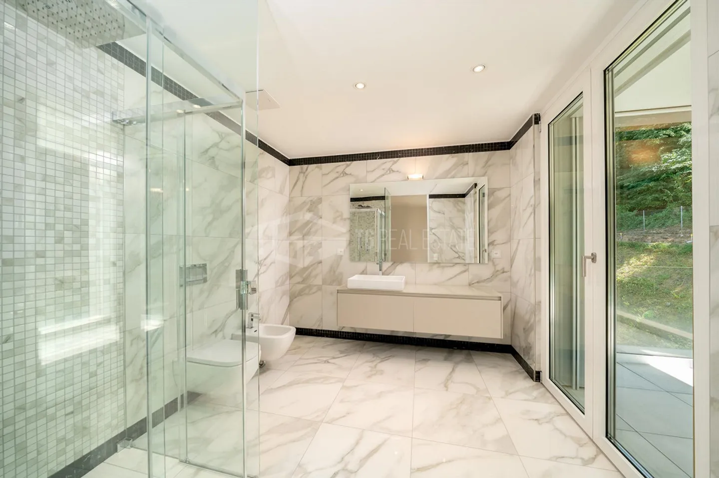 PRESTIGIOUS 4.5-ROOM APARTMENT WITH MAGNIFICENT LAKE VIEW - Photo 8 of 13