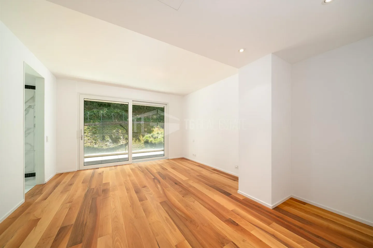 PRESTIGIOUS 4.5-ROOM APARTMENT WITH MAGNIFICENT LAKE VIEW - Photo 12 of 13