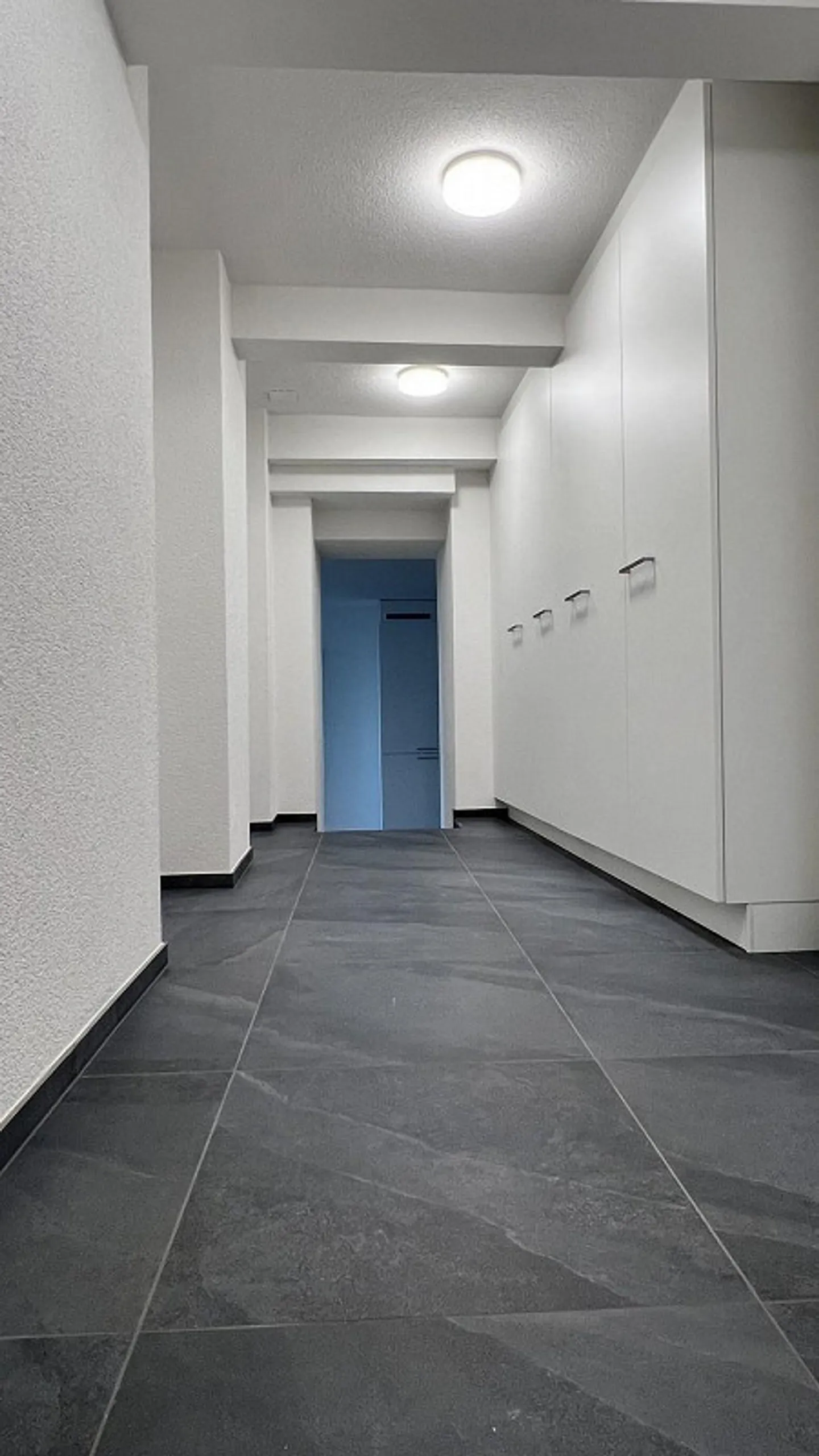 Appartement 2.5 pièces presque neuf dans un emplacement central - Photo 2 sur 7