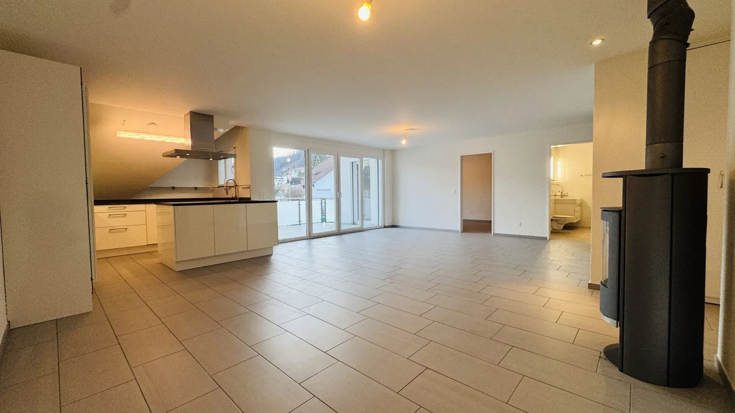 Maisonette di 4,5 stanze con balcone, 2 bagni, 2 posti auto in garage, torre di lavaggio e cantina - disponibile immediatamente - Foto 2 di 22