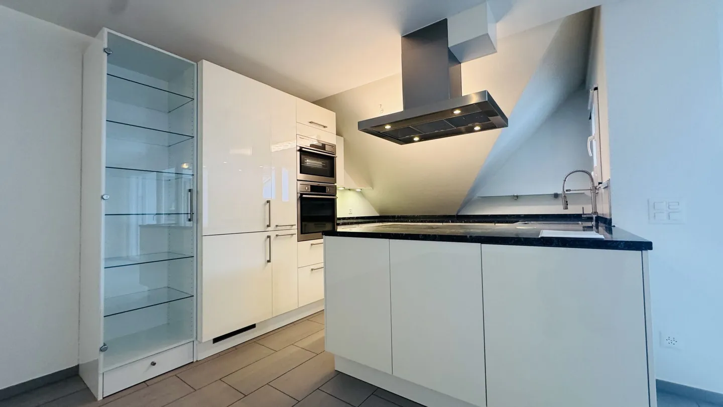 Maisonette di 4,5 stanze con balcone, 2 bagni, 2 posti auto in garage, torre di lavaggio e cantina - disponibile immediatamente - Foto 5 di 22