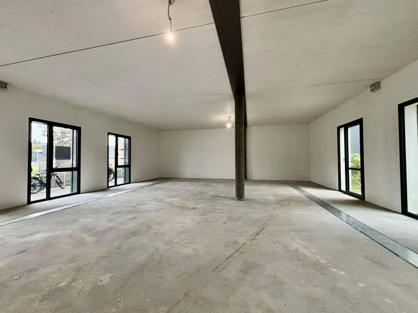 Atelier à louer - Photo 2 sur 6