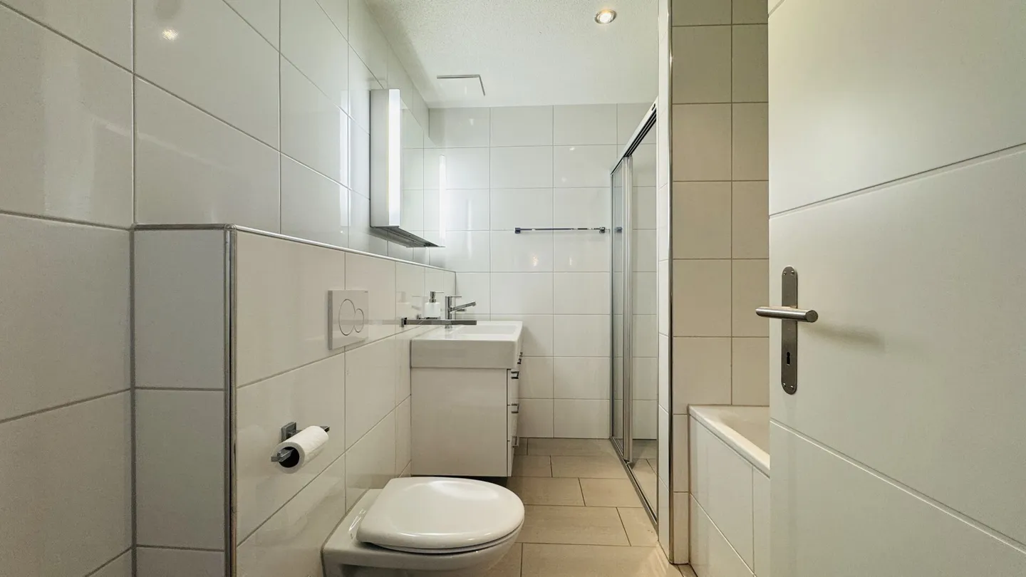 Maisonette di 4,5 stanze con balcone, 2 bagni, 2 posti auto in garage, torre di lavaggio e cantina - disponibile immediatamente - Foto 3 di 22