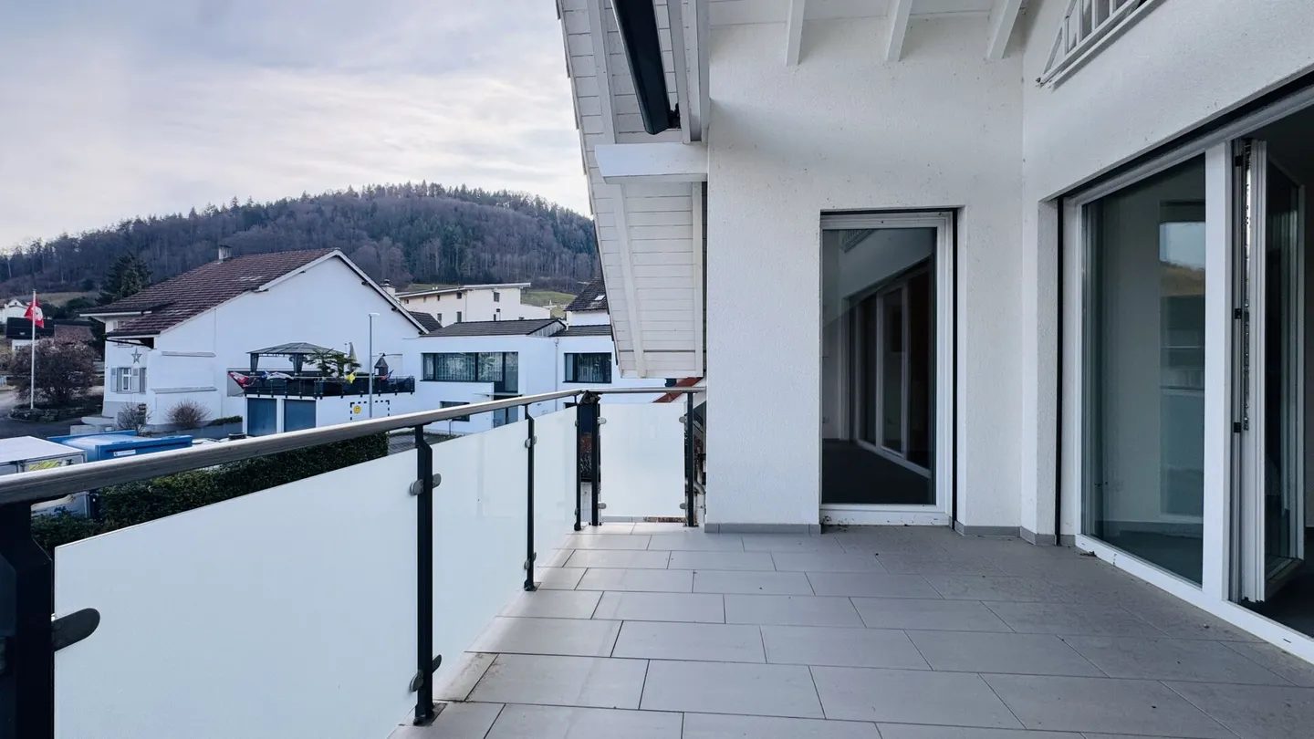 Maisonette di 4,5 stanze con balcone, 2 bagni, 2 posti auto in garage, torre di lavaggio e cantina - disponibile immediatamente - Foto 6 di 22