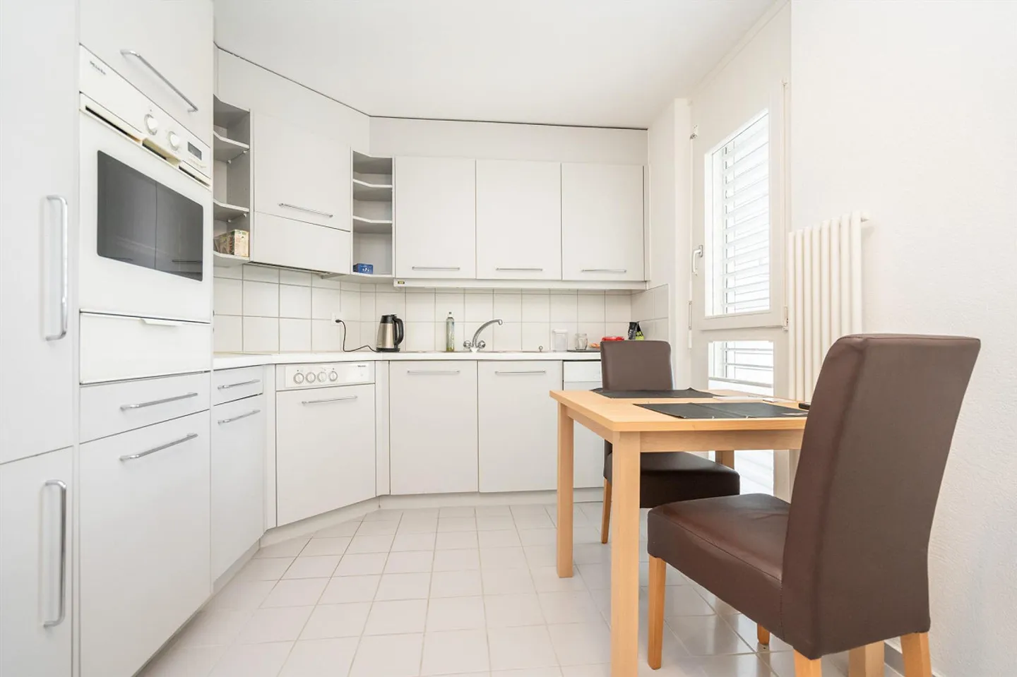 Appartamento luminoso di 2,5 stanze con veranda vetrata a Niederwangen/Köniz - Foto 3 di 12