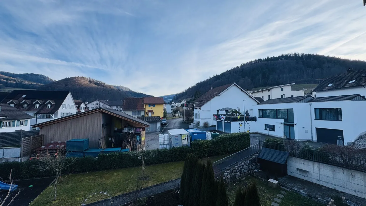 Maisonette di 4,5 stanze con balcone, 2 bagni, 2 posti auto in garage, torre di lavaggio e cantina - disponibile immediatamente - Foto 9 di 22