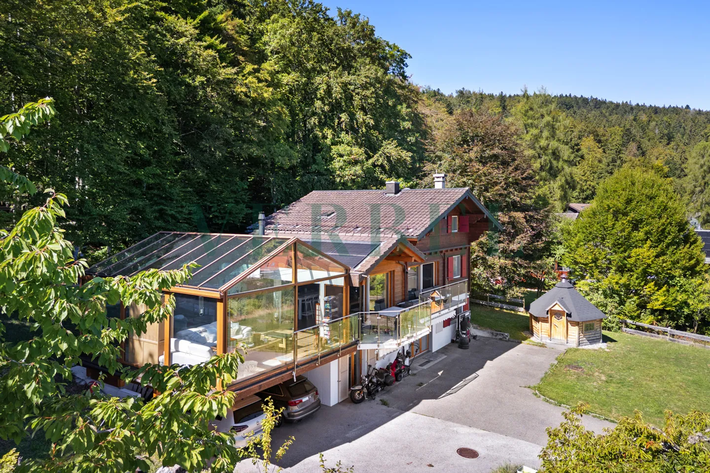 Villa-chalet: un'eccezionale cornice tra lago e montagne - Foto 2 di 10