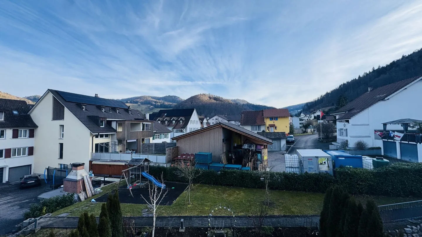 Maisonette di 4,5 stanze con balcone, 2 bagni, 2 posti auto in garage, torre di lavaggio e cantina - disponibile immediatamente - Foto 8 di 22