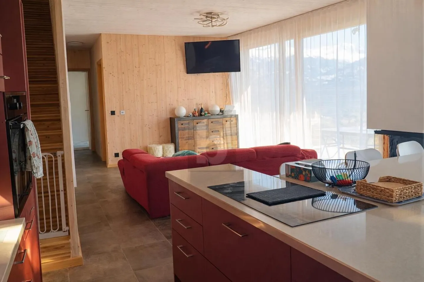 MODERN, BRIGHT & WITH PANORAMA - Photo 2 of 6