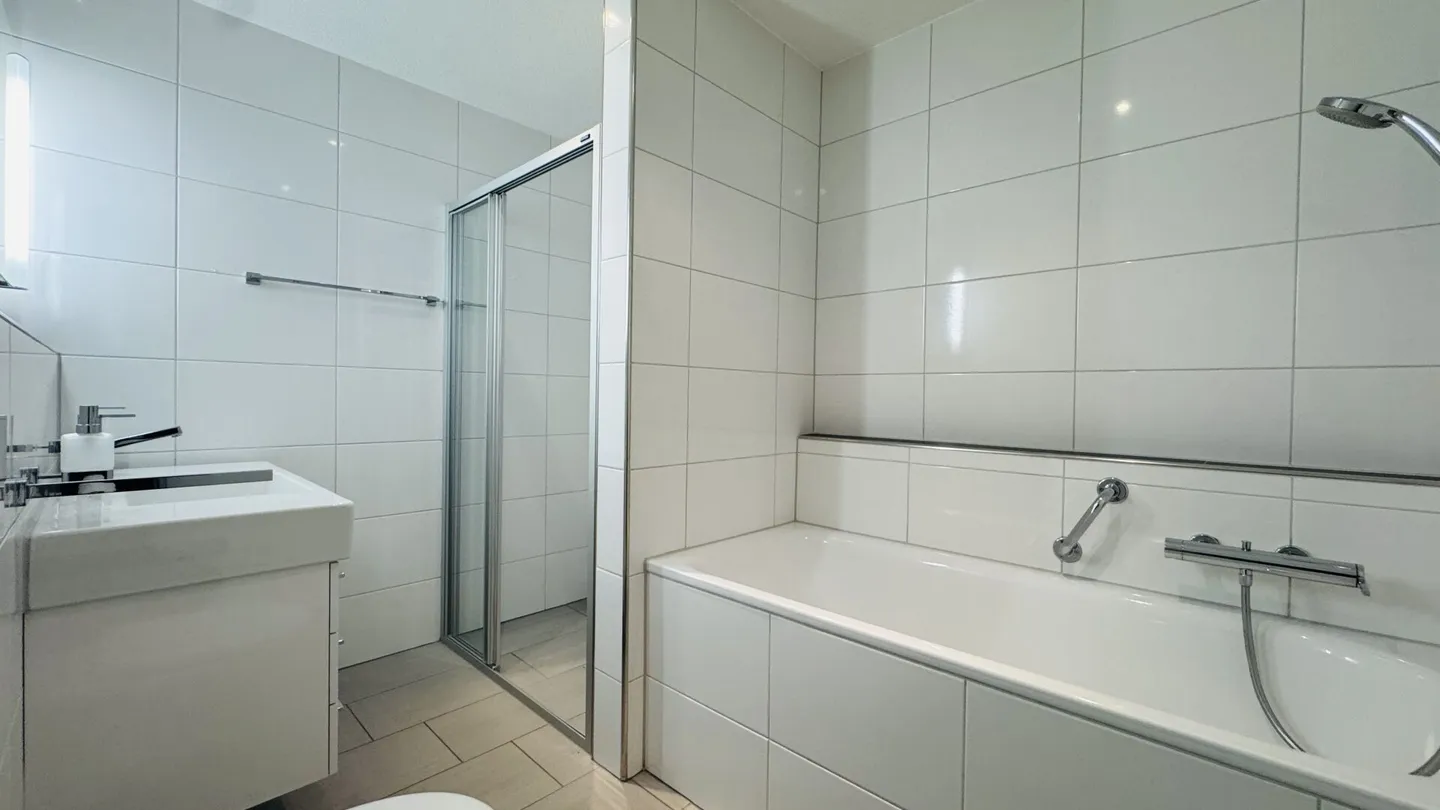 Maisonette di 4,5 stanze con balcone, 2 bagni, 2 posti auto in garage, torre di lavaggio e cantina - disponibile immediatamente - Foto 13 di 22