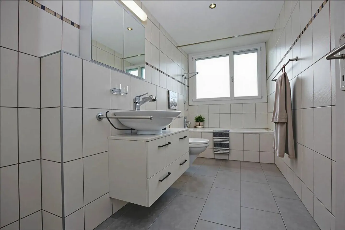 Moderne 3.5-Zimmer-Dachwohnung mit hohem Ausbaustandard - Foto 2 von 15