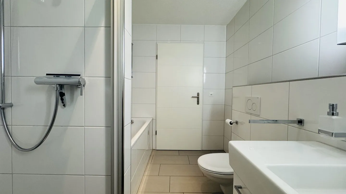 Maisonette di 4,5 stanze con balcone, 2 bagni, 2 posti auto in garage, torre di lavaggio e cantina - disponibile immediatamente - Foto 14 di 22