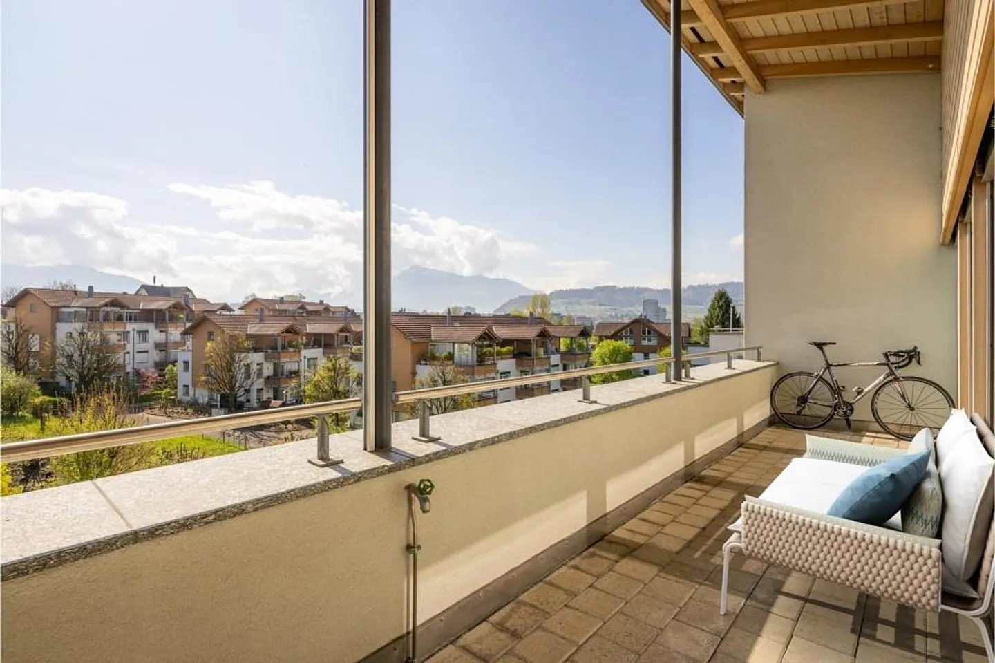 Dreamlike 4.5-room maisonette apartment with terrace, mountain view - Photo 4 of 6