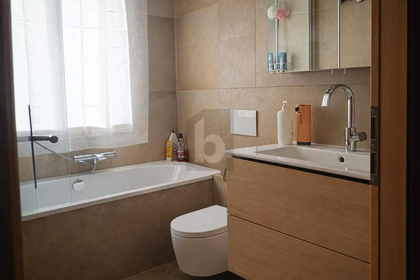 MODERN, BRIGHT & WITH PANORAMA - Photo 5 of 6