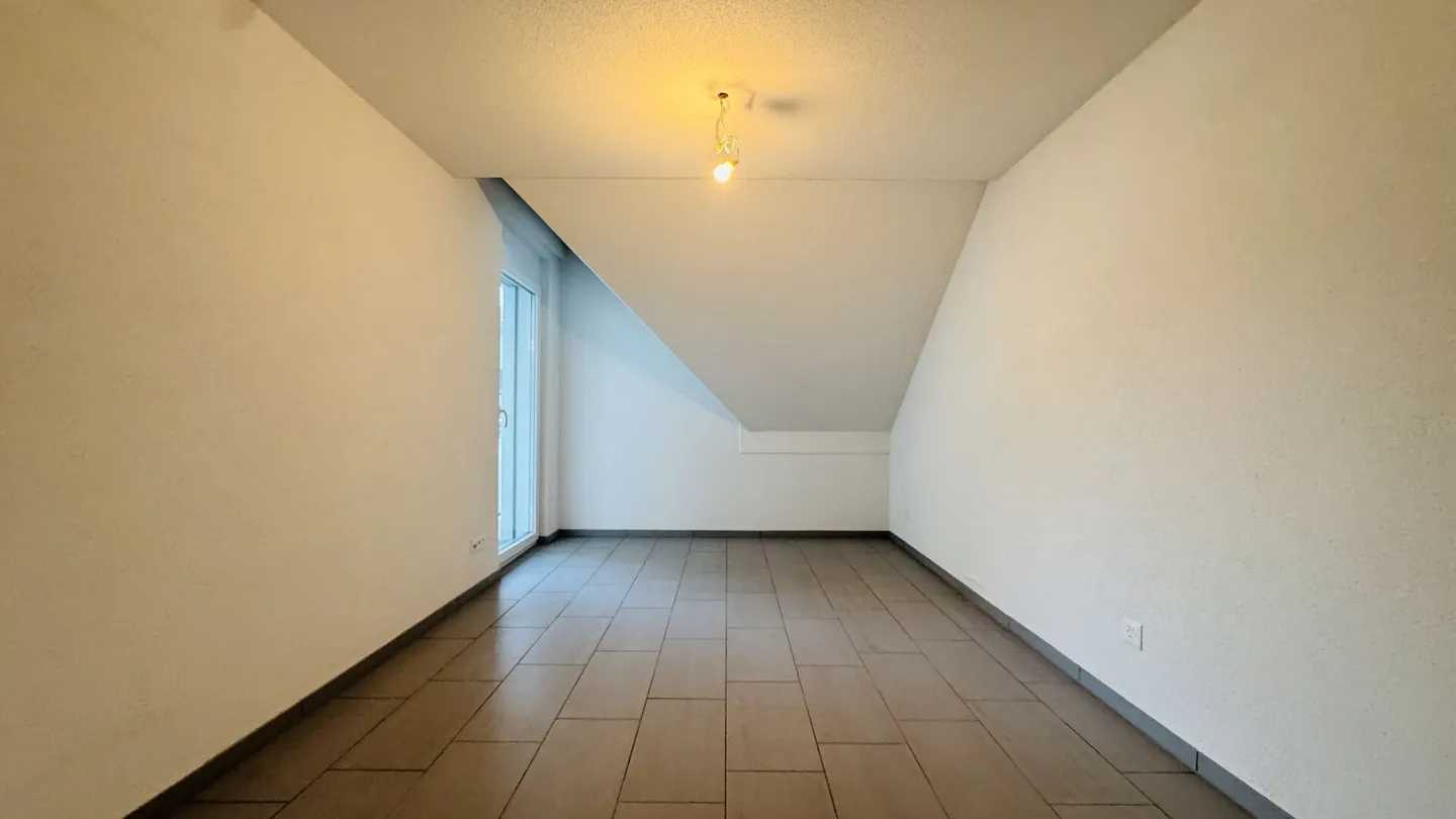 Maisonette di 4,5 stanze con balcone, 2 bagni, 2 posti auto in garage, torre di lavaggio e cantina - disponibile immediatamente - Foto 15 di 22