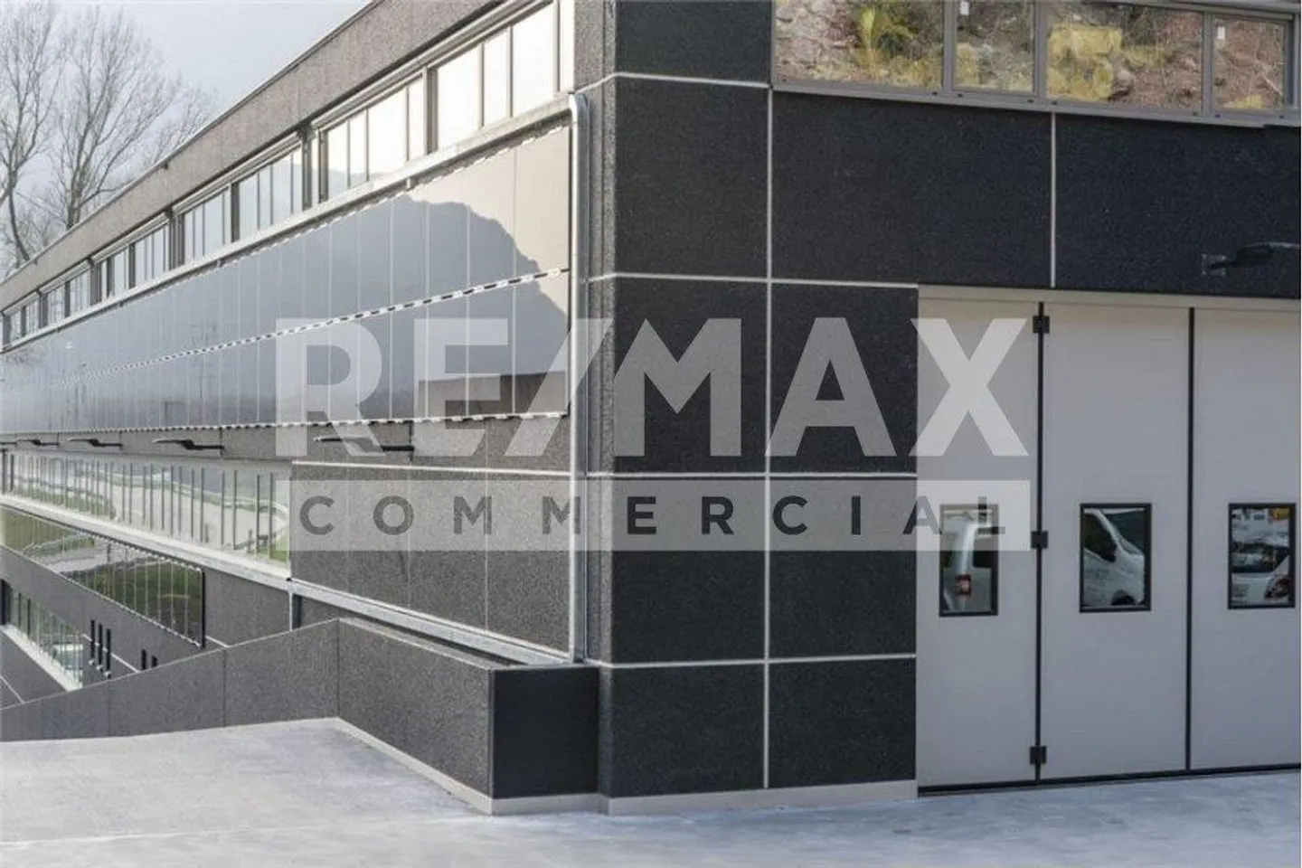 Large commercial spaces in the CAST-CASTIONE Center - Photo 5 of 13