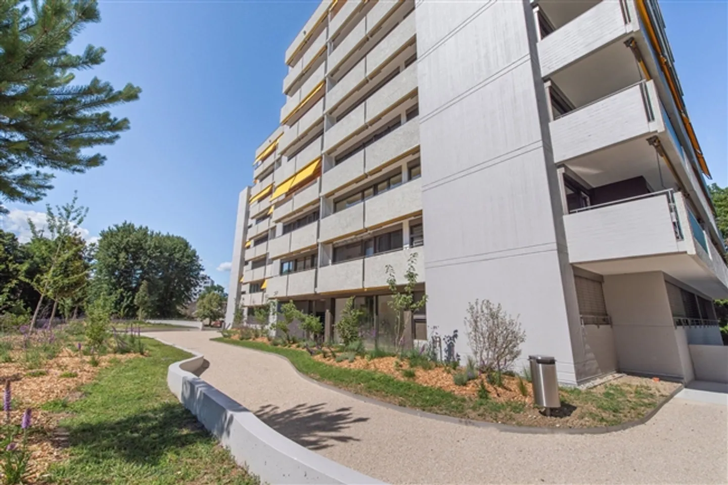 Pleasant 2-room apartment with balcony in the heart of Versoix - Photo 3 of 5