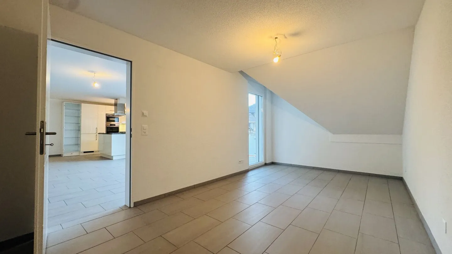 Maisonette di 4,5 stanze con balcone, 2 bagni, 2 posti auto in garage, torre di lavaggio e cantina - disponibile immediatamente - Foto 16 di 22