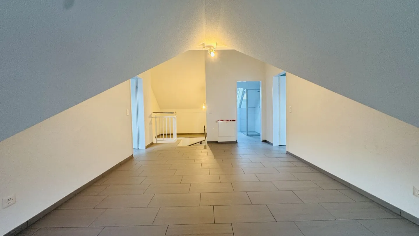 Maisonette di 4,5 stanze con balcone, 2 bagni, 2 posti auto in garage, torre di lavaggio e cantina - disponibile immediatamente - Foto 17 di 22