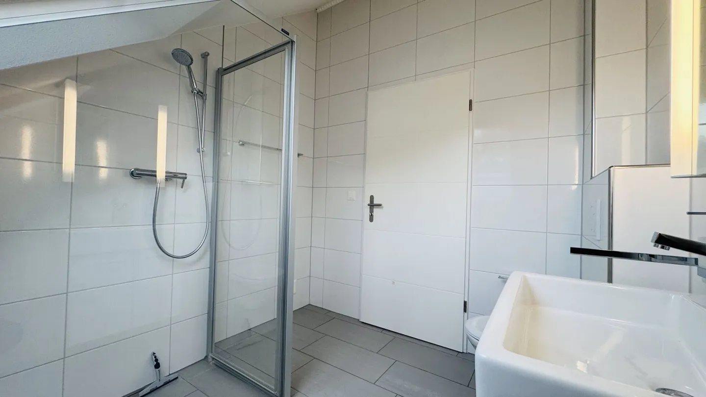 Maisonette di 4,5 stanze con balcone, 2 bagni, 2 posti auto in garage, torre di lavaggio e cantina - disponibile immediatamente - Foto 19 di 22