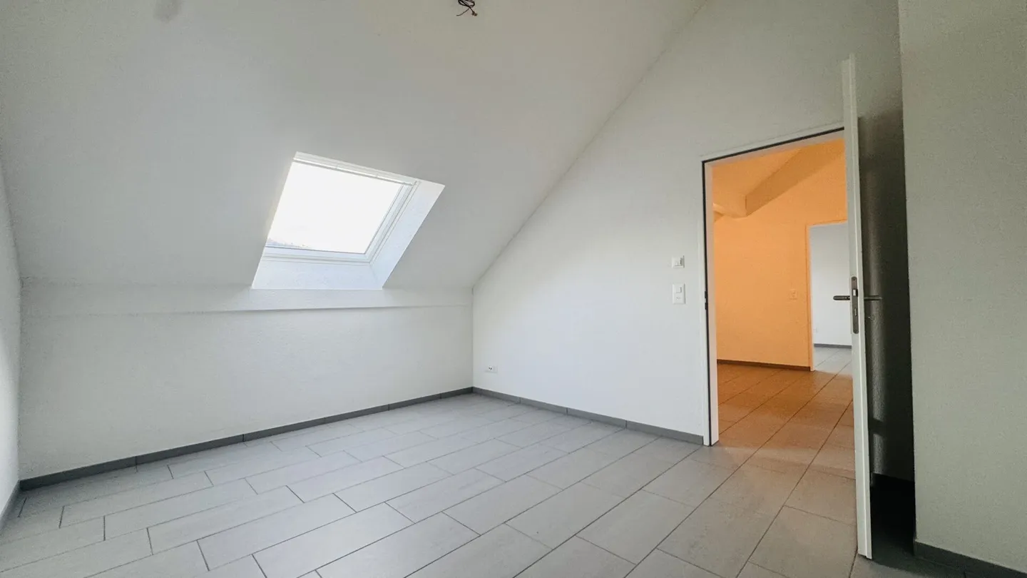 Maisonette di 4,5 stanze con balcone, 2 bagni, 2 posti auto in garage, torre di lavaggio e cantina - disponibile immediatamente - Foto 21 di 22